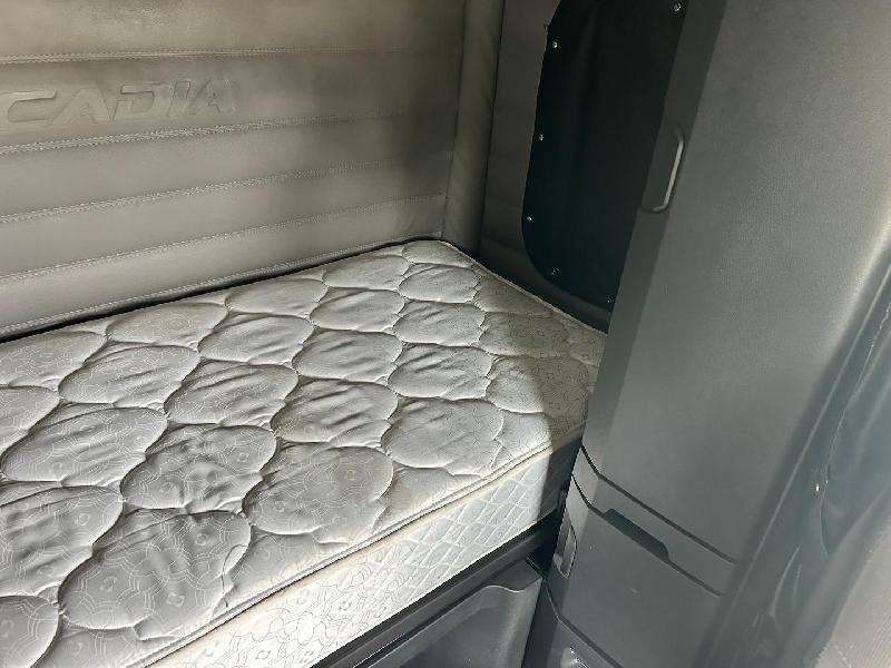 2020 Freightliner Cascadia 