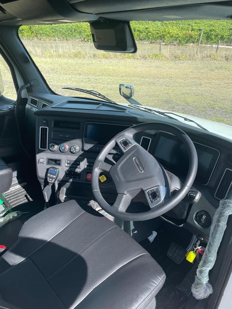 2024 Freightliner Cascadia 126 