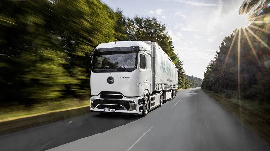 Three-state zero emission axle weight limit increase trials welcomed by Daimler Truck