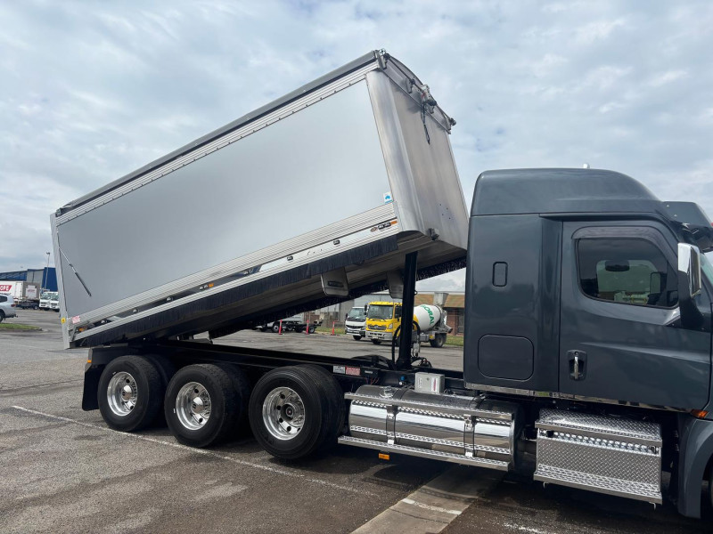 2022 Freightliner Cascadia 126 Alloy tipper with lift up axle 