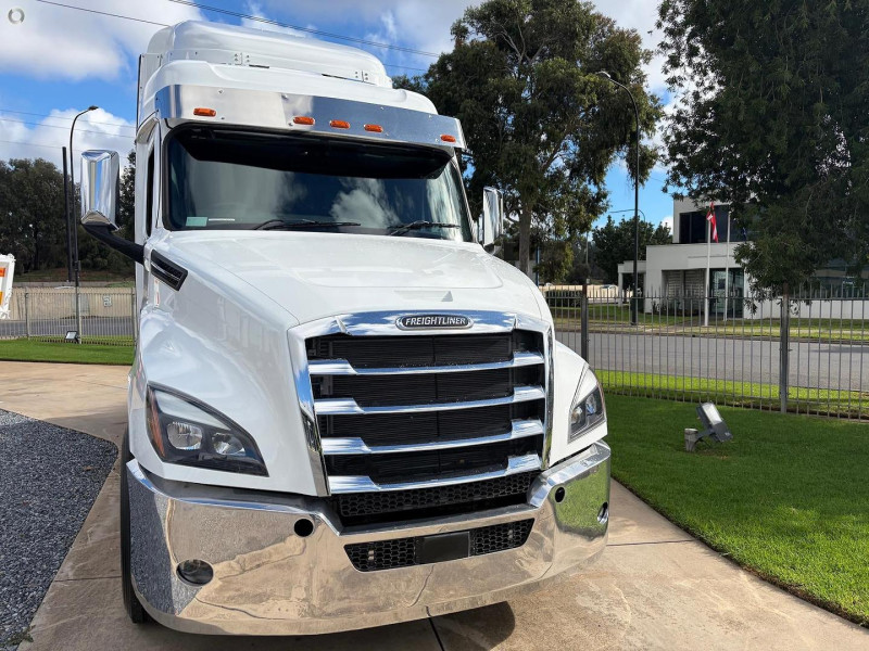 2024 Freightliner Cascadia 126 36 inch Sleeper 