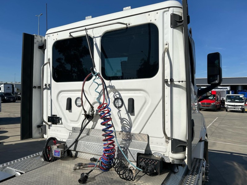 2022 Freightliner Cascadia 116 Day Cab 