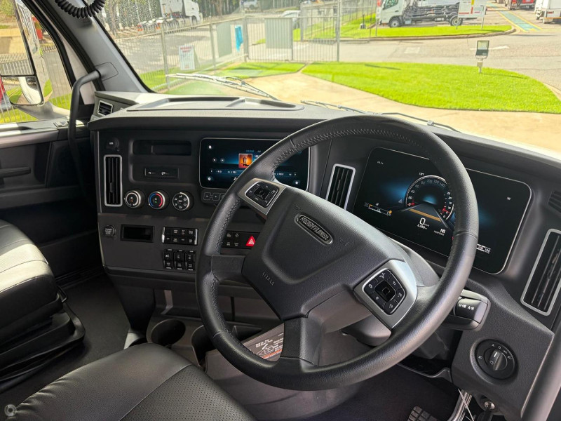 2024 Freightliner Cascadia 126 36 inch Sleeper 