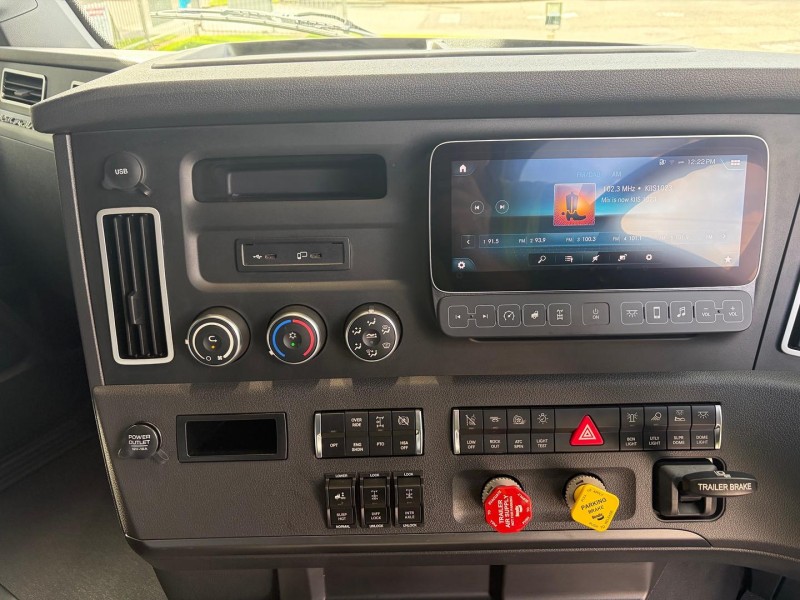 2025 Freightliner Cascadia 126 