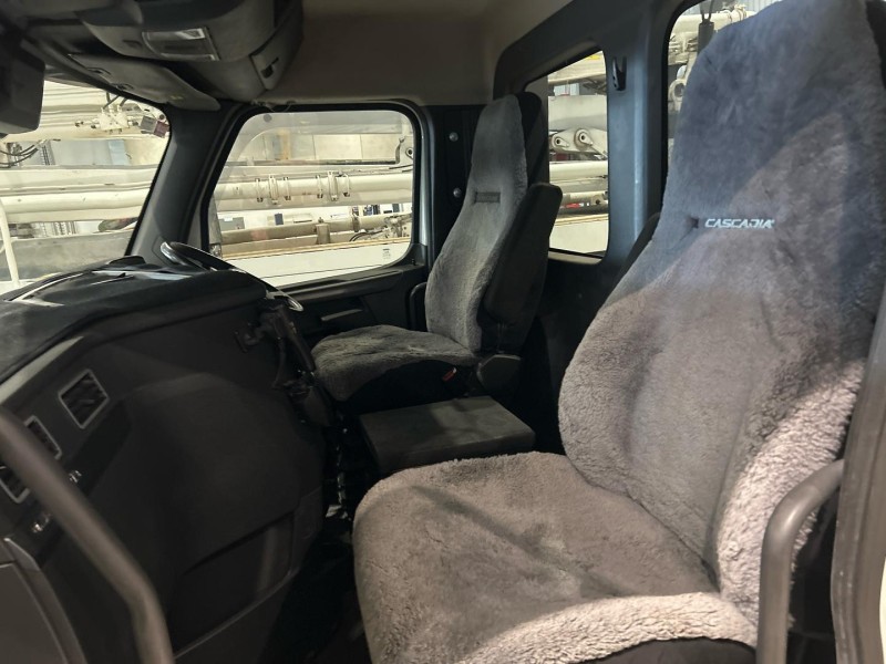 2022 Freightliner Cascadia 116 Day Cab 