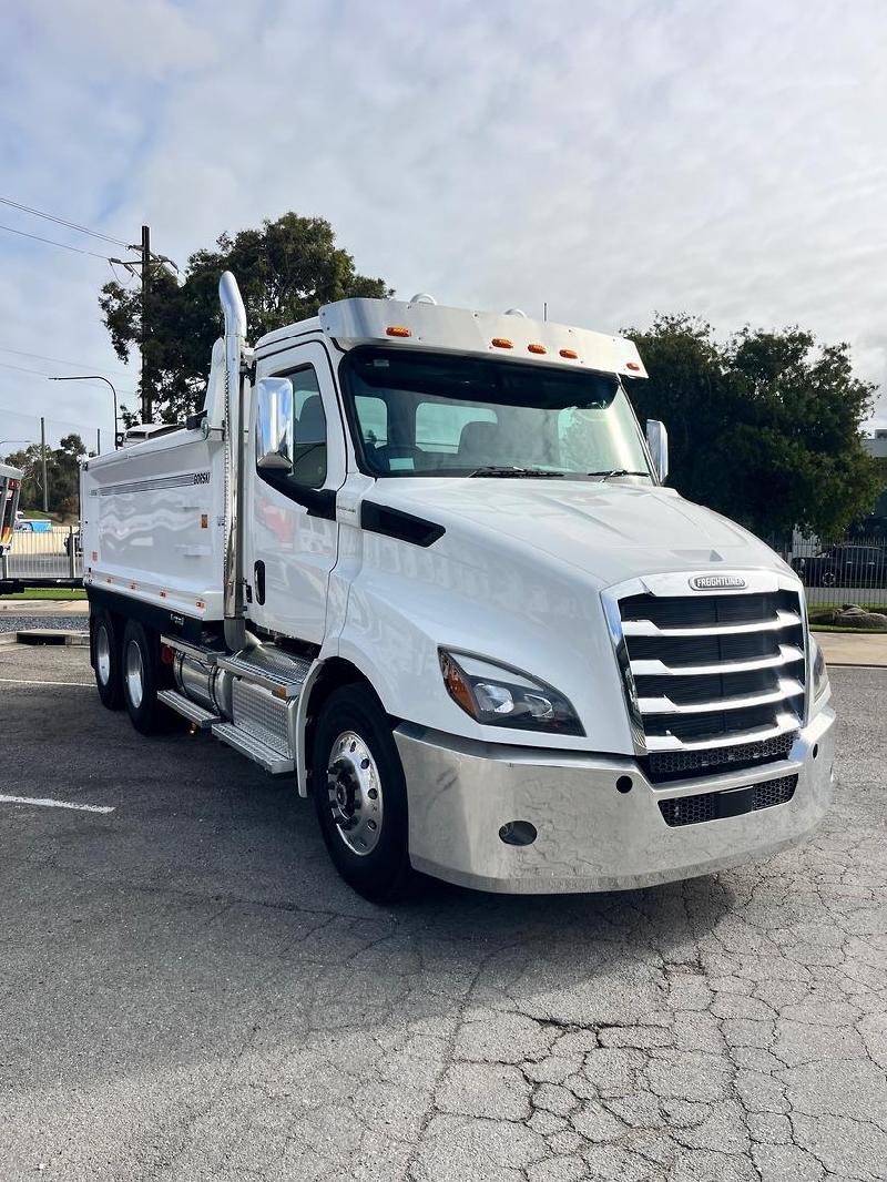 2024 Freightliner Cascadia 116 Tipper