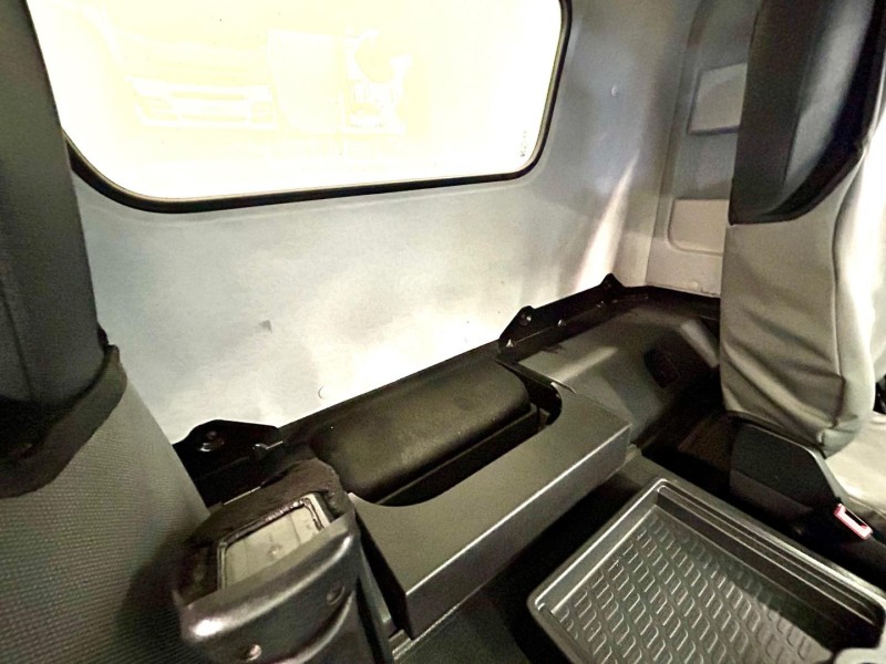 2018 Mercedes-Benz Actros 2535 M-cab 14 Pallet Rigid fiberglass body with tail lift 