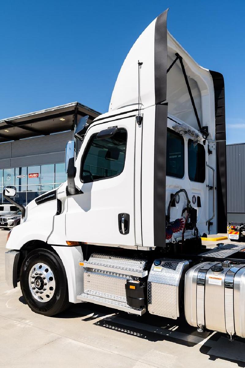 2024 Freightliner Cascadia 126 