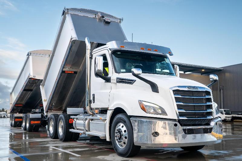 2024 Freightliner Cascadia 126 Tipper