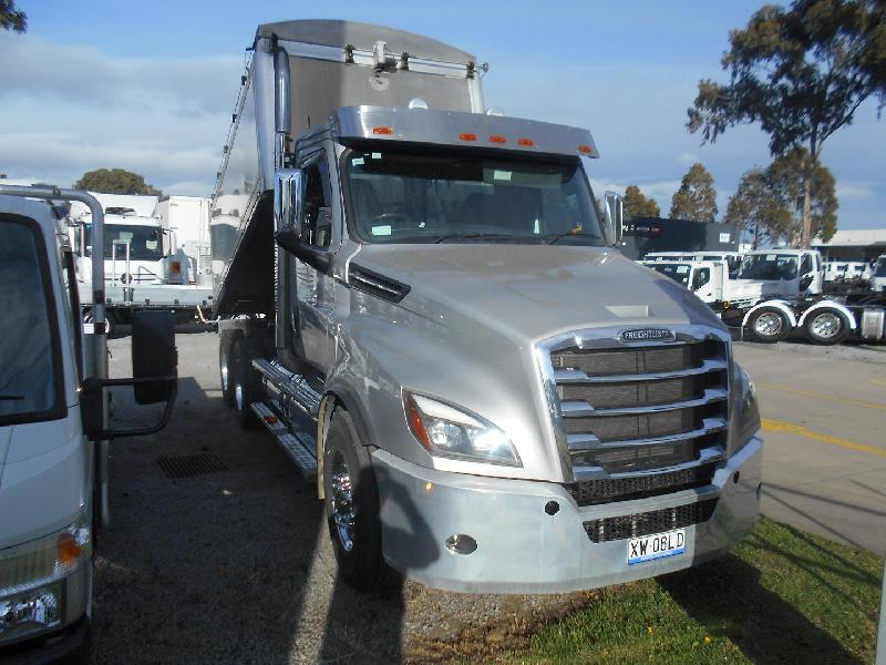 2023 Freightliner Cascadia 126 Tipper 