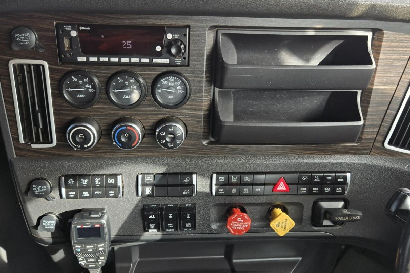 2021 Freightliner Cascadia 126 126 