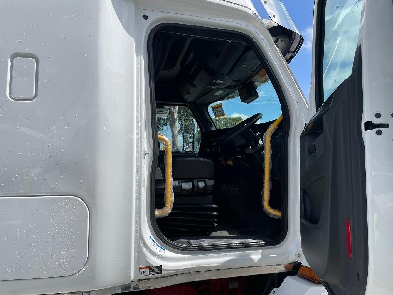 2023 Freightliner Cascadia 116 White