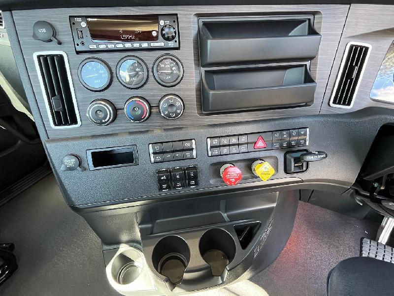 2023 Freightliner Cascadia 126 Ex Demo 