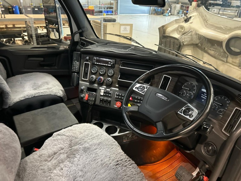 2022 Freightliner Cascadia 116 Day Cab 