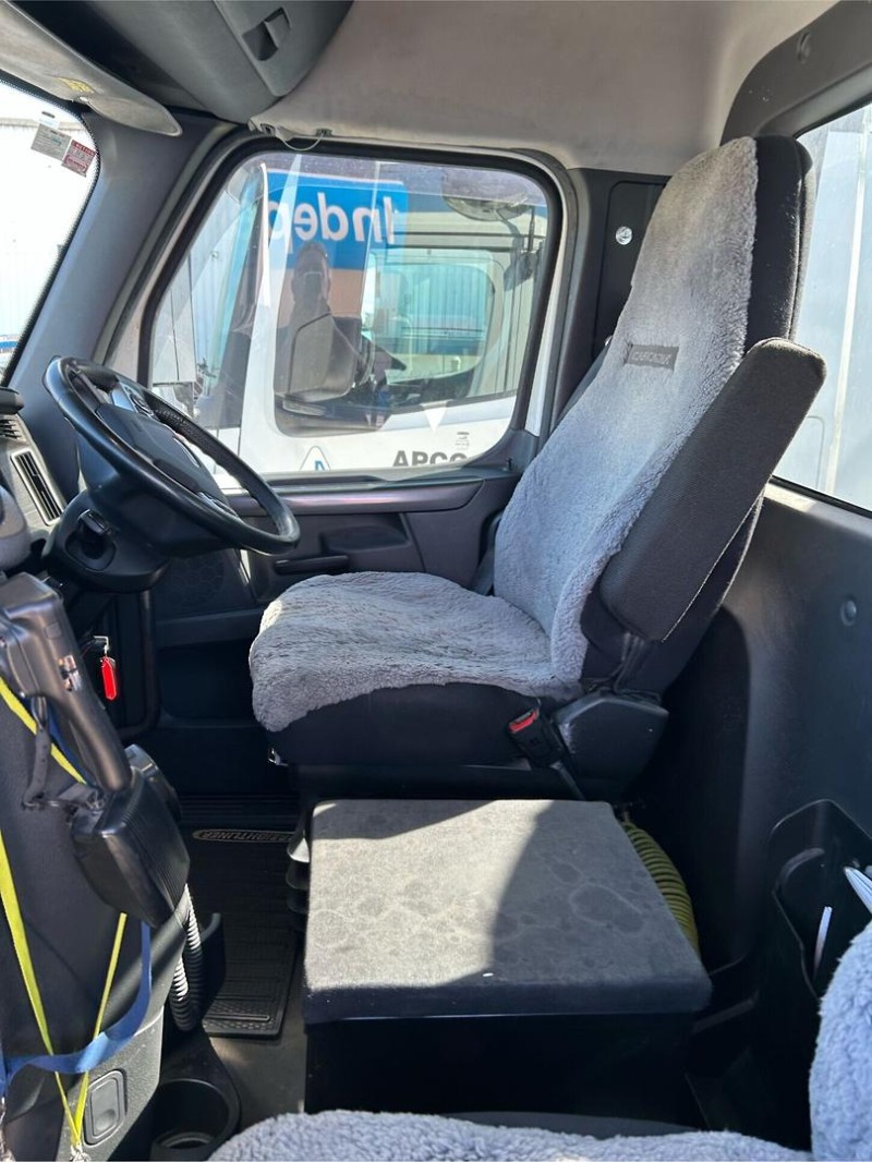 2022 Freightliner Cascadia 116 Day Cab 