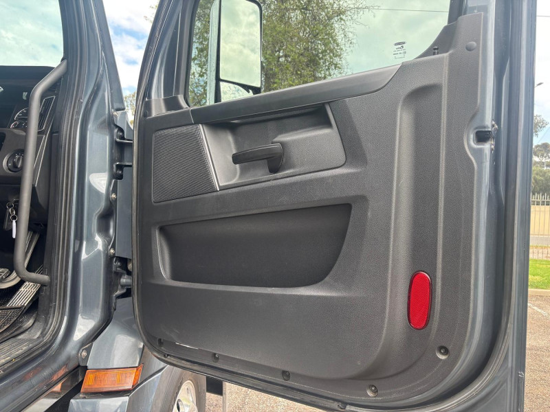 2022 Freightliner Cascadia 126 Alloy tipper with lift up axle 