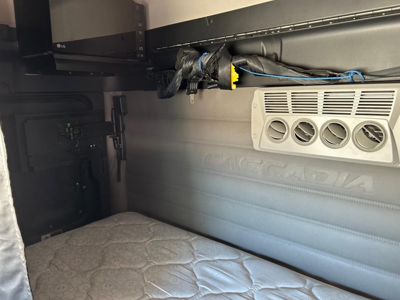 2022 Freightliner Cascadia 126 126 48 Bunk 
