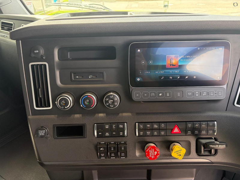 2024 Freightliner Cascadia 126 36 inch Sleeper 
