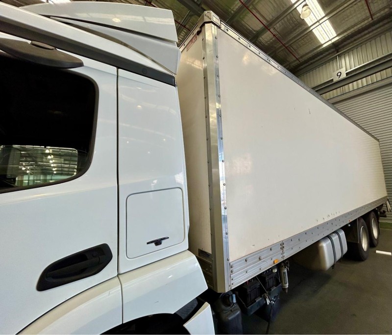 2018 Mercedes-Benz Actros 2535 M-cab 14 Pallet Rigid fiberglass body with tail lift 