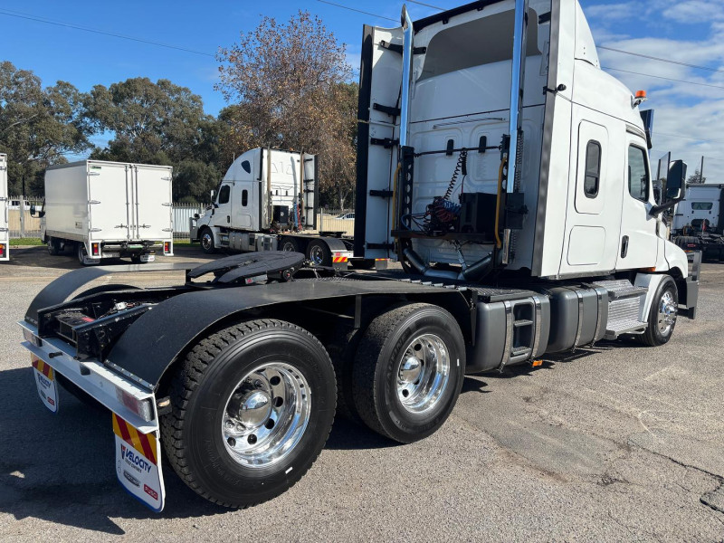 2022 Freightliner Cascadia Road Train 