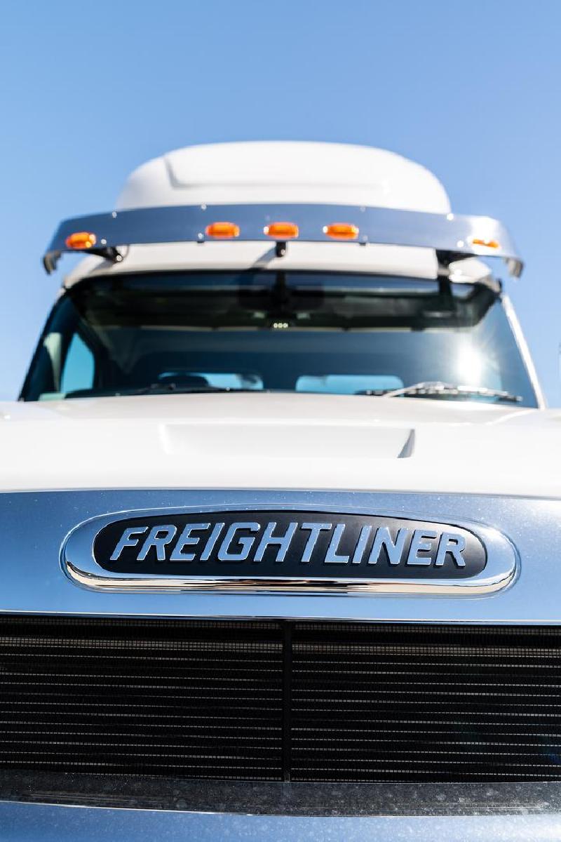 2024 Freightliner Cascadia 126 