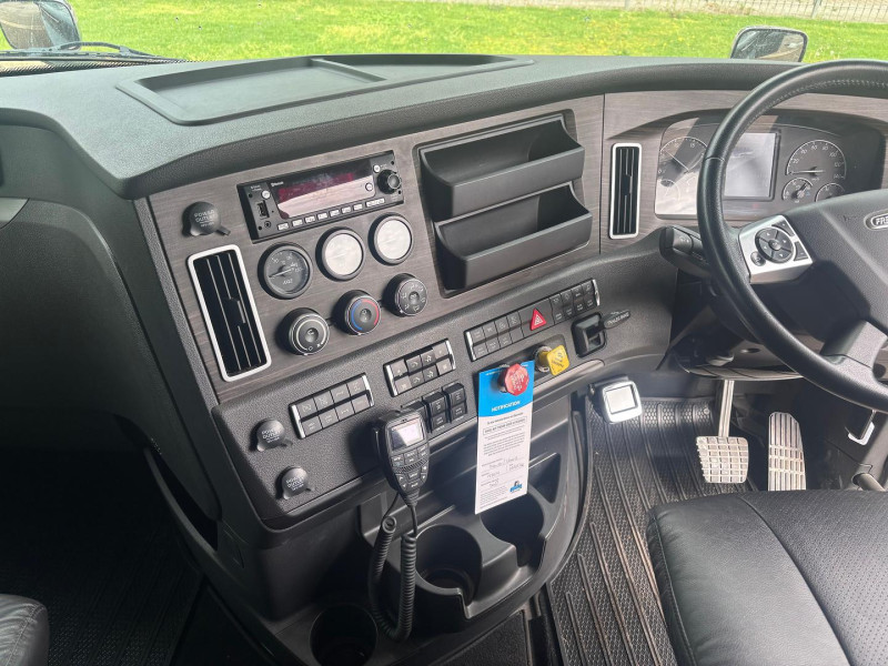 2022 Freightliner Cascadia 126 Alloy tipper with lift up axle 