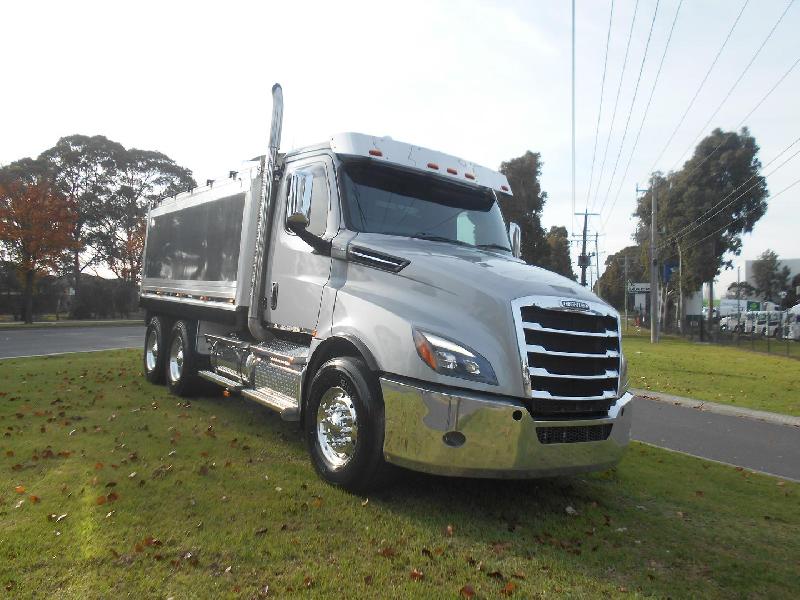 2023 Freightliner Cascadia 126 Tipper