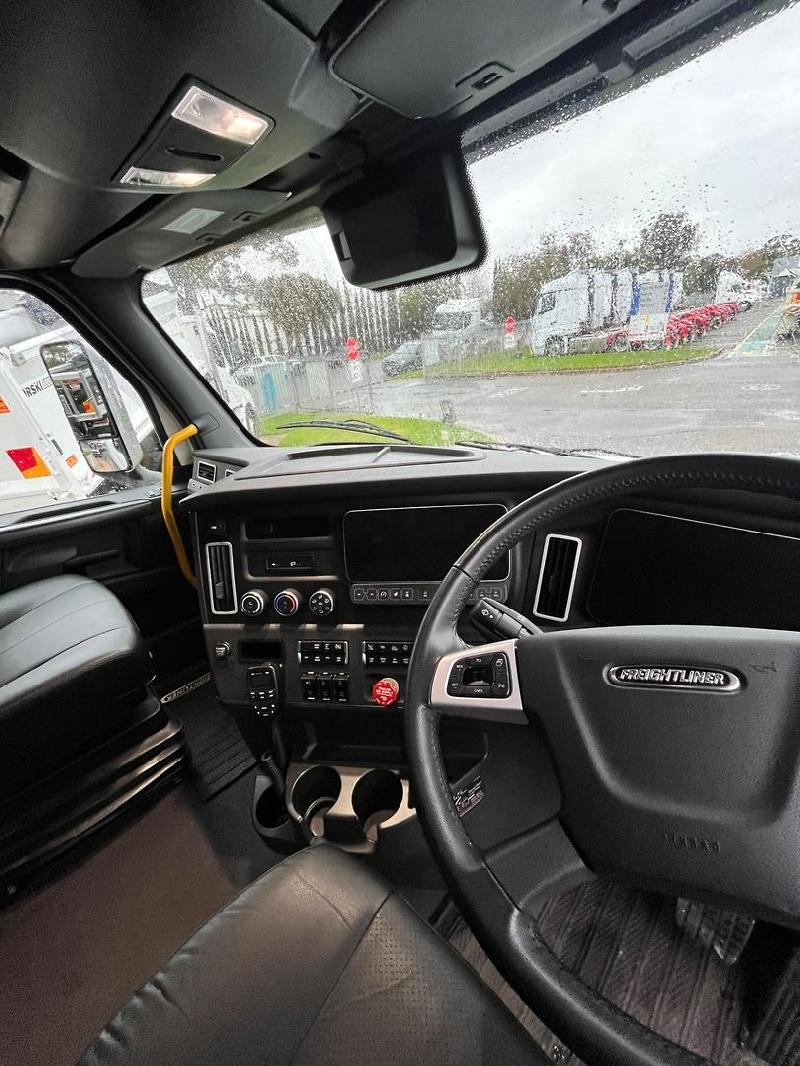 2024 Freightliner Cascadia 126 