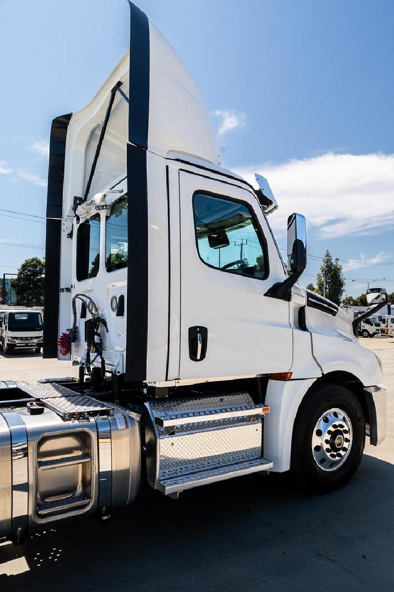 2024 Freightliner Cascadia 126 