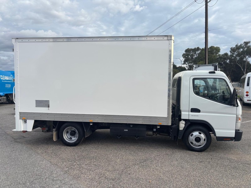 2021 Fuso Canter 515 Pantech with tailgate lifter 