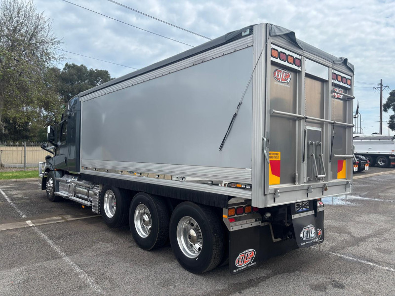 2022 Freightliner Cascadia 126 Alloy tipper with lift up axle 
