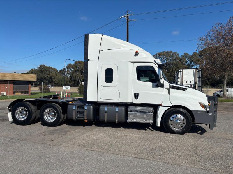 2022 Freightliner Cascadia Road Train 