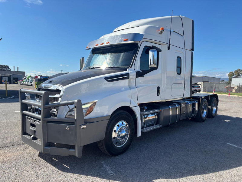 2022 Freightliner Cascadia Road Train 