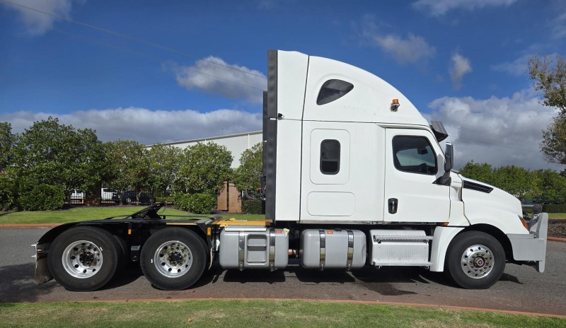 2021 Freightliner Cascadia 126 126 