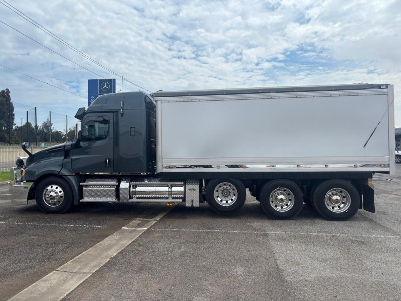2022 Freightliner Cascadia 126 Alloy tipper with lift up axle 