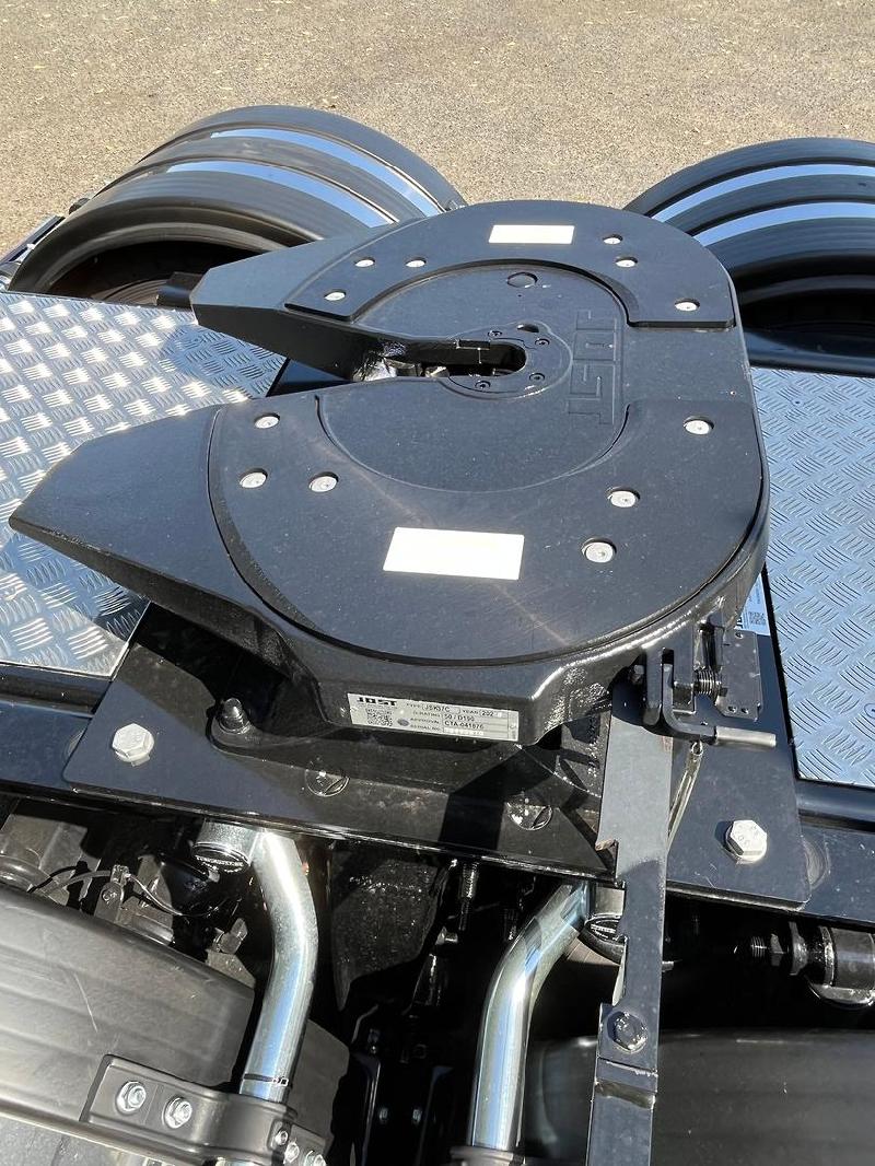 2025 Freightliner Cascadia 126 Microwave TV Cabinets and Custom Air Con ready 