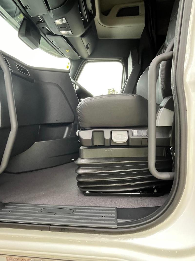 2025 Freightliner Cascadia 126 