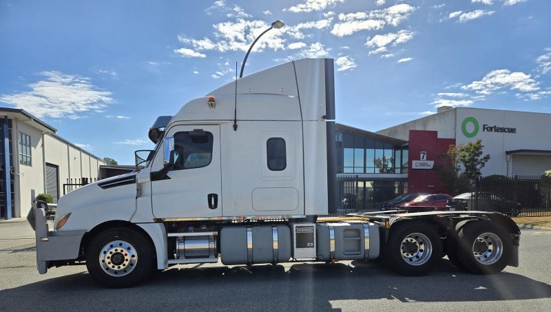 2020 Freightliner Cascadia INTEGRATED SINGLE SLEEPER 