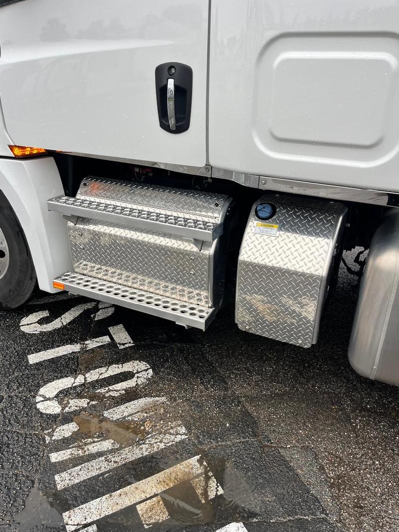 2024 Freightliner Cascadia 126 