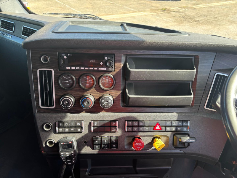 2022 Freightliner Cascadia Road Train 
