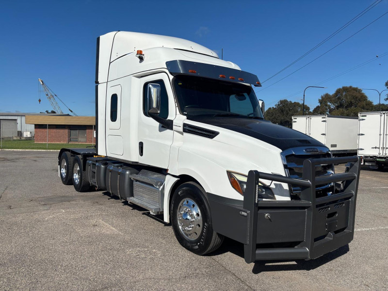 2022 Freightliner Cascadia Road Train 