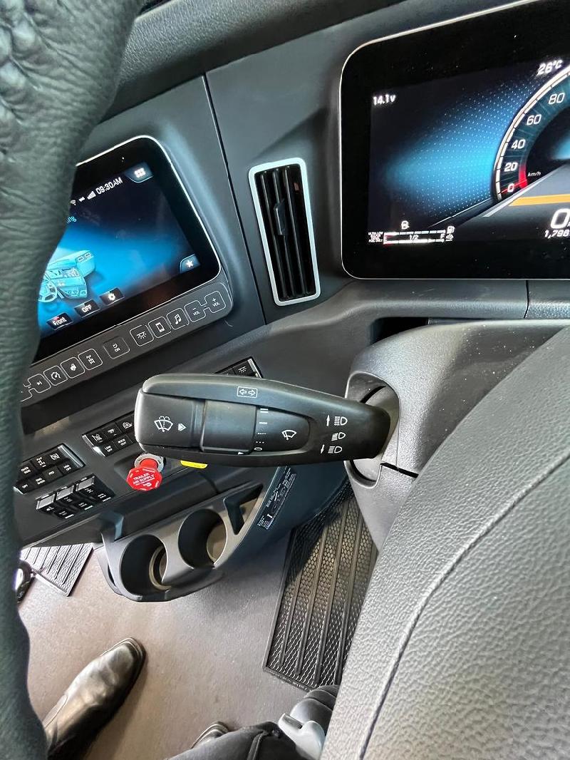 2025 Freightliner Cascadia 126 Microwave TV Cabinets and Custom Air Con ready 