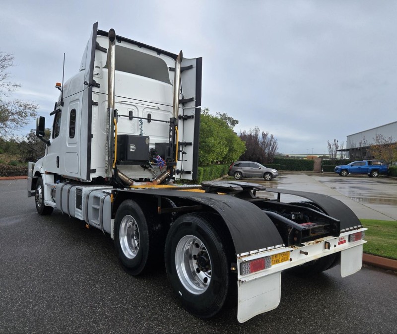 2021 Freightliner Cascadia 126 