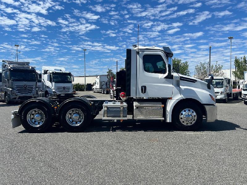 2024 Freightliner Cascadia 126 2024 Compliance Plated 