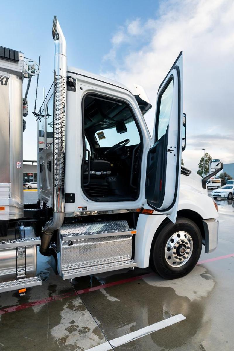 2024 Freightliner Cascadia 