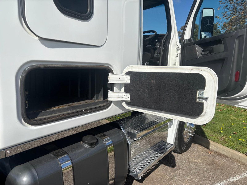 2022 Freightliner Cascadia Road Train 