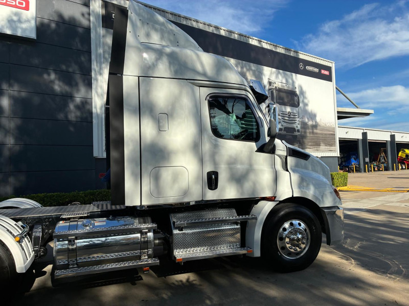 2024 Freightliner Cascadia 116 116 Cascadia 36 Inch Sleeper 