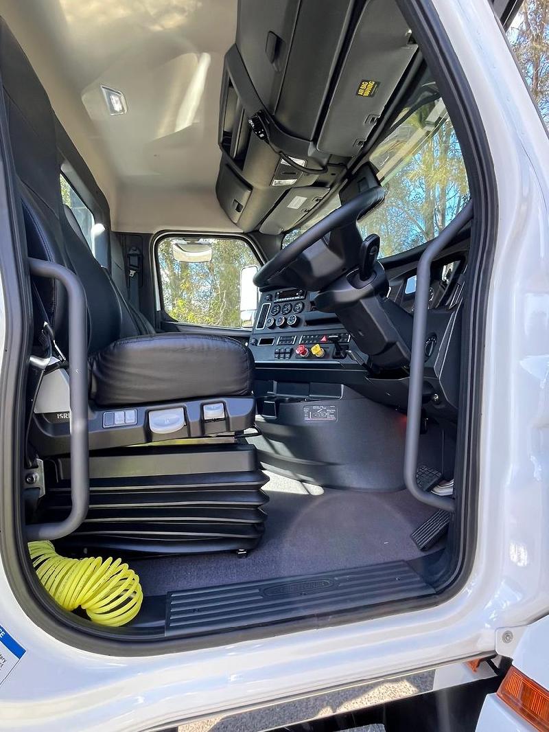 2023 Freightliner Cascadia 126 Ex Demo 