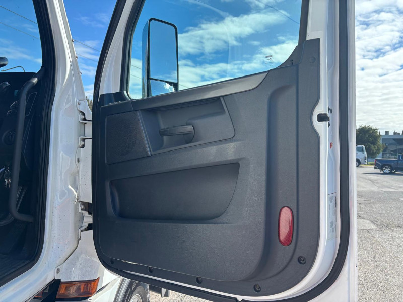 2022 Freightliner Cascadia Road Train 