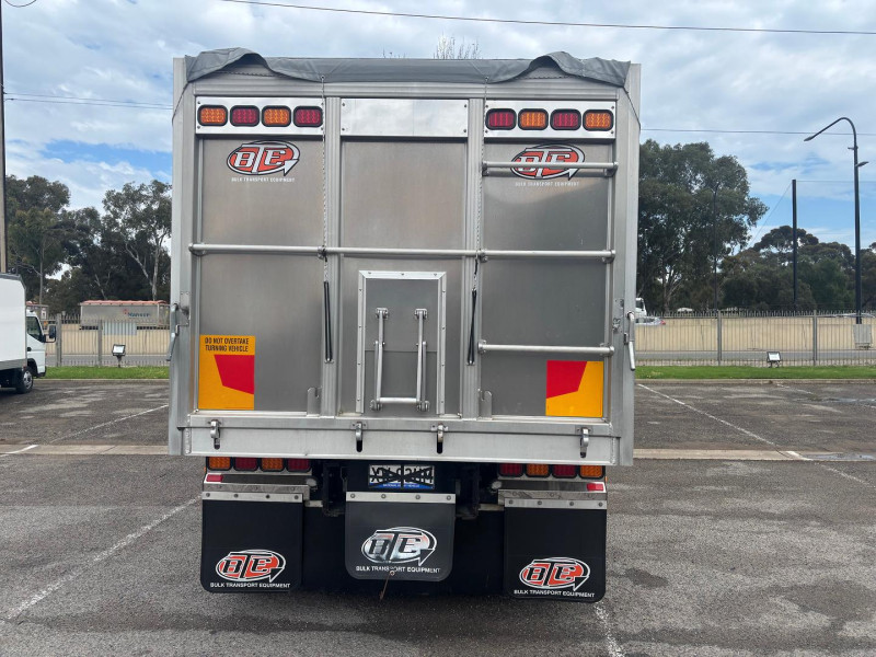 2022 Freightliner Cascadia 126 Alloy tipper with lift up axle 